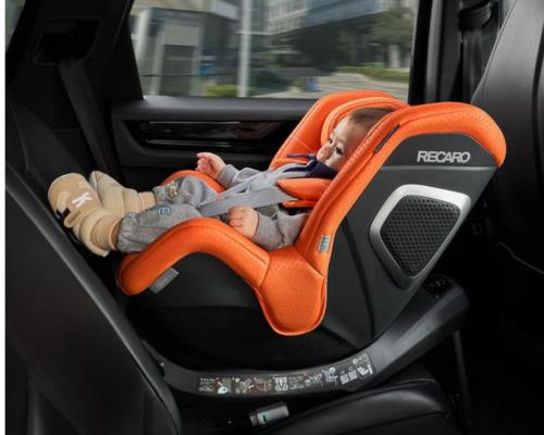 bebe reci&eacute;n nacido viajando a contramarcha en la silla Recaro Toron en la que se aprecia el excelente reclinado